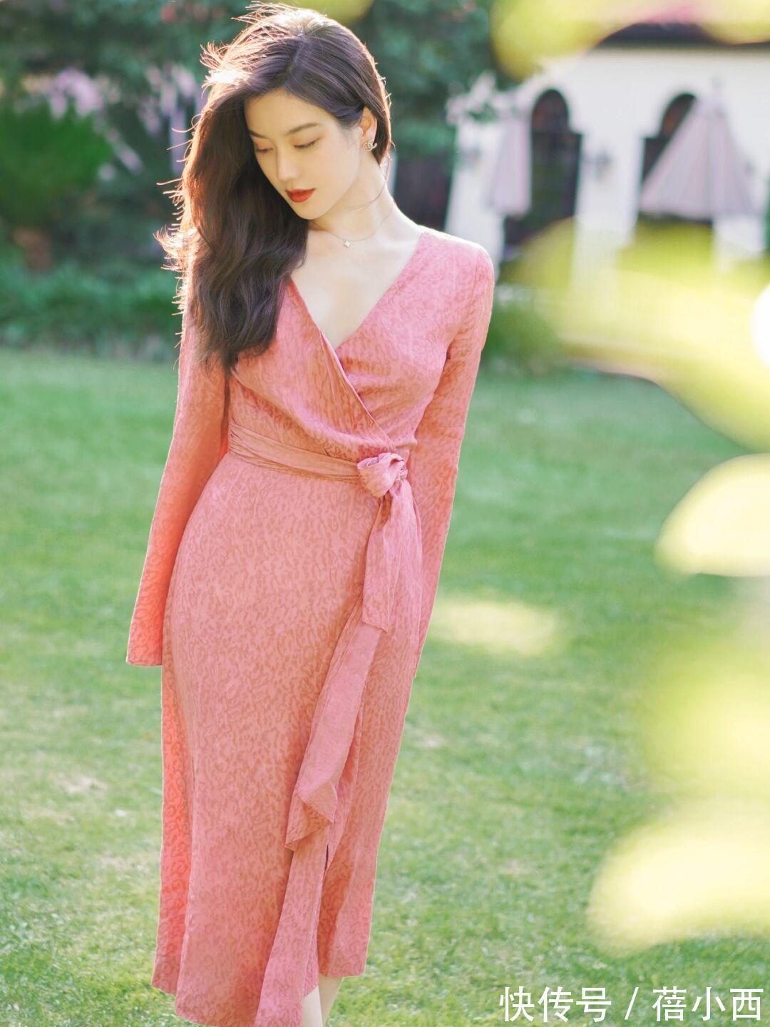 小蛮腰 40岁女人穿衣要讲究点,学博主的连衣裙、半身裙搭配,优雅又体面