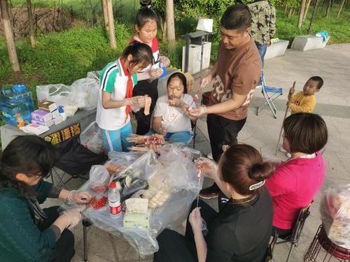 迟日江山丽 春风花草香假期烧烤聚会