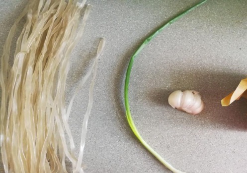  粉条别总炖猪肉了，粉条换个吃法，味道鲜美无比，两个儿子抢着吃