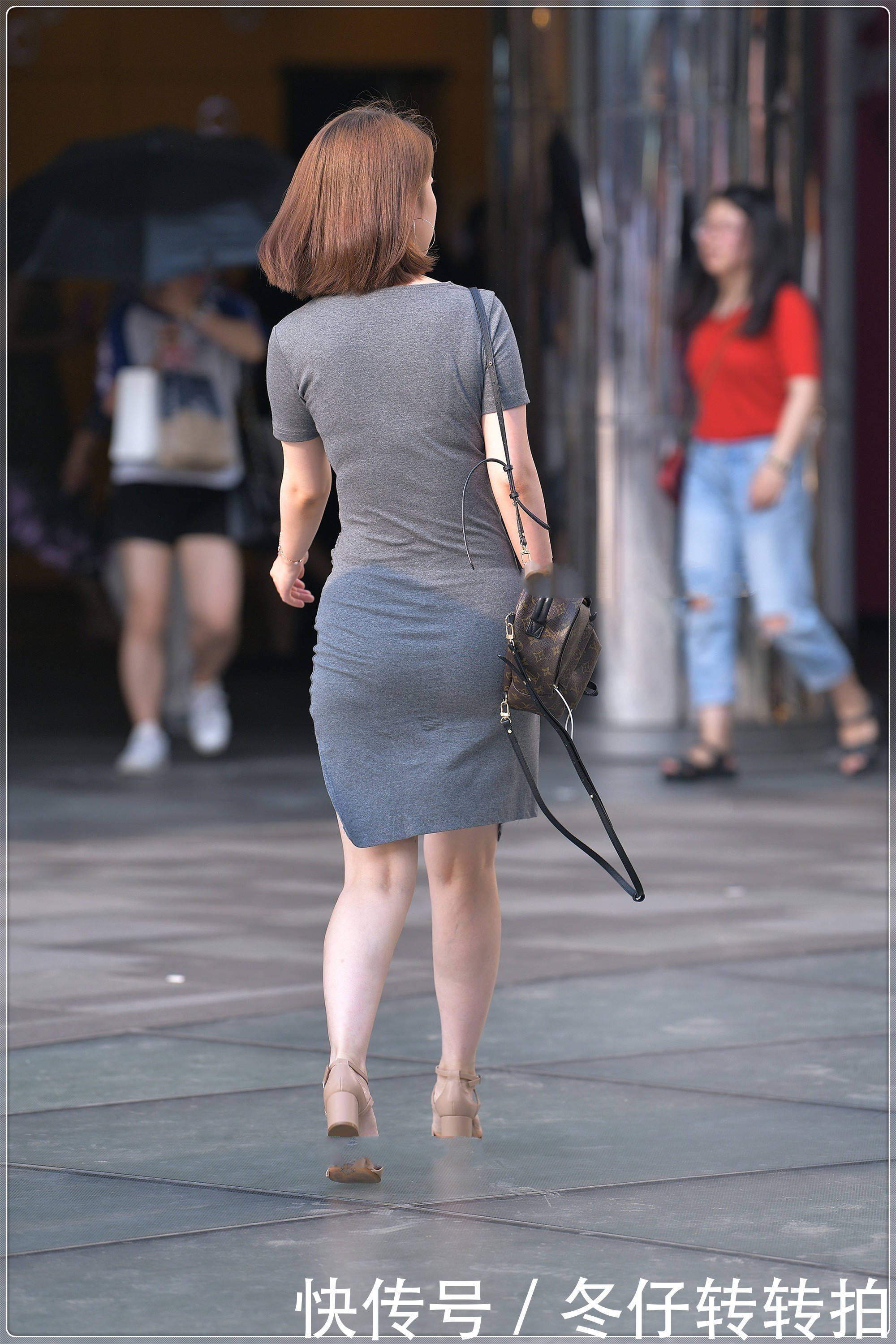 莫代尔 灰色V领修身连衣裙搭配浅棕尖角鞋，低调内敛，质感十足