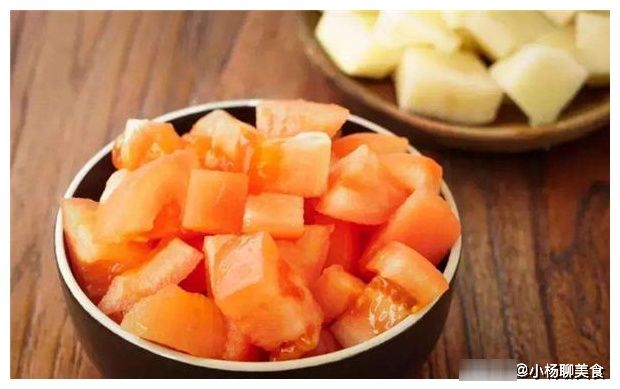 爱吃西红柿炖牛腩？详细做法教给你，牛腩软烂入味，汤汁红润香甜