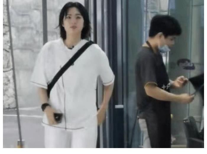 路透社|《中餐厅5》路透:丁真姚安娜去超市购物,姚安娜被是素人气质!