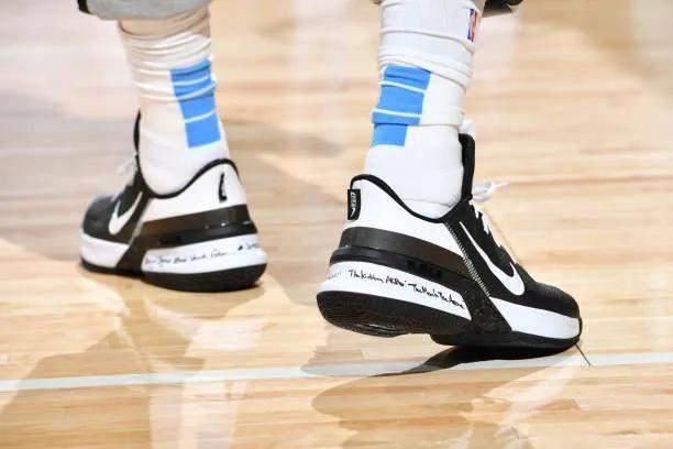 NBA球员上脚：库里8代定制版，恩比德球鞋缅怀科比