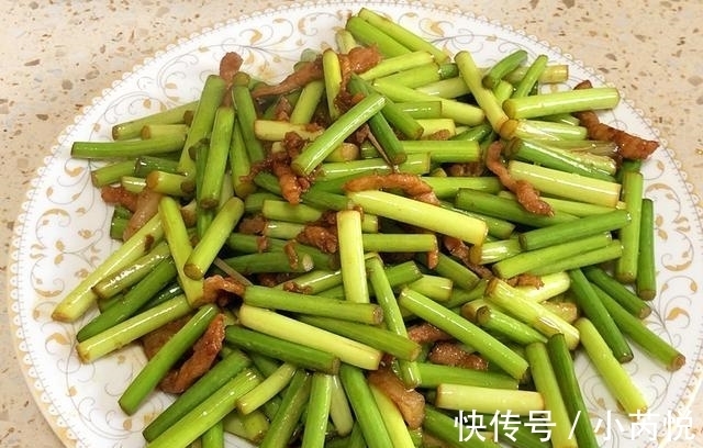 蒜薹|大厨：炒蒜苔，直接炒就大错特错了，多了这1步，蒜苔香嫩更入味