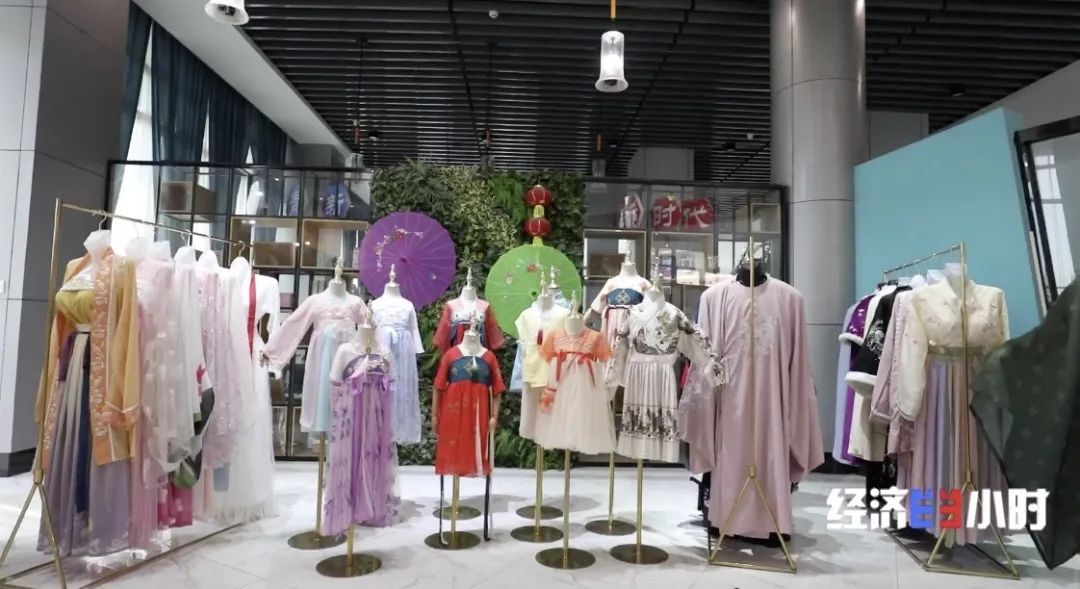 胡春青|中科院博士返乡卖汉服，3个月卖了三百万