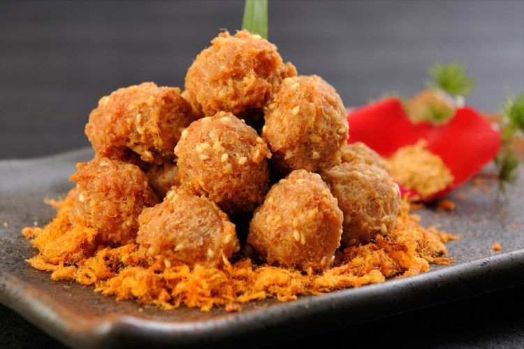 炸丸子，记住不要放面粉和生粉，换成2味料，炸出来又香又酥脆