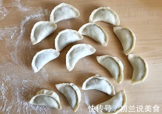 芹菜馅饺子里除了放肉，别忘了再加点它，一口一个简直太香了