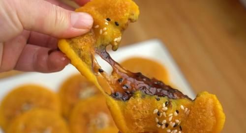  南瓜|冬天多吃南瓜糯米粉，不加一滴水，软糯香甜还流心，比油炸还好吃