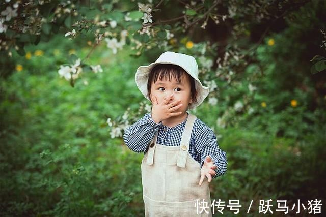 父女|父女俩到餐厅吃饭，到餐厅点了两道菜，老板听后偷偷到后厨报警