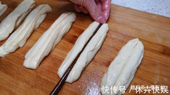 空心|炸油条时,用酵母、泡打粉都不对!教你正确做法,油条金黄又酥脆