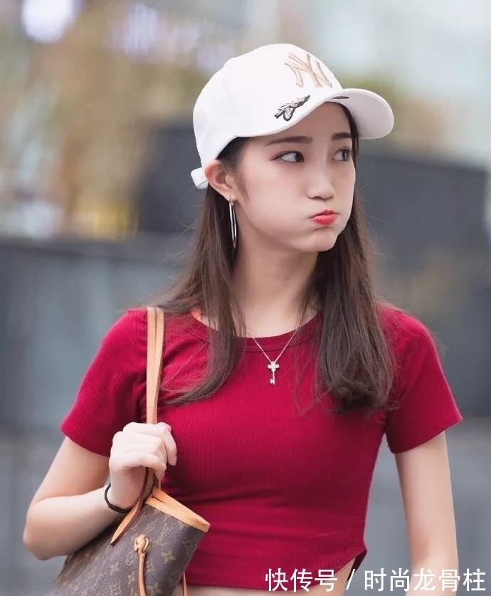 露脐装|都市女孩时髦穿搭,红色露脐装搭配牛仔裤,释放青春活力