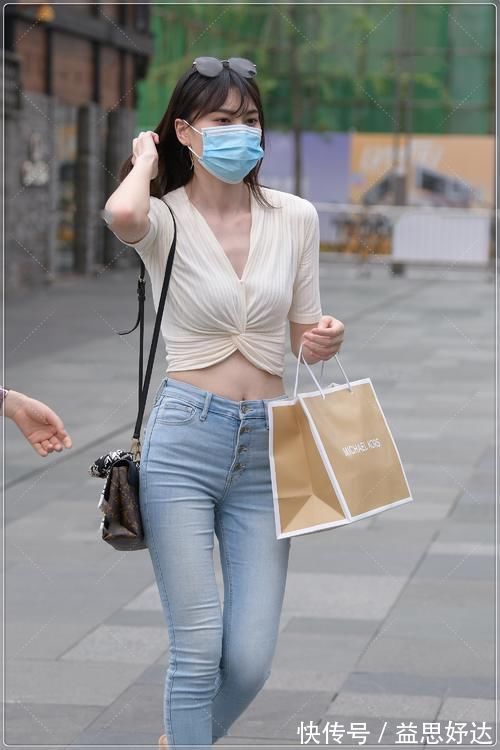 时尚|街拍美女：淡雅浅黄色上衣，大胆潮流设计，甜美可爱