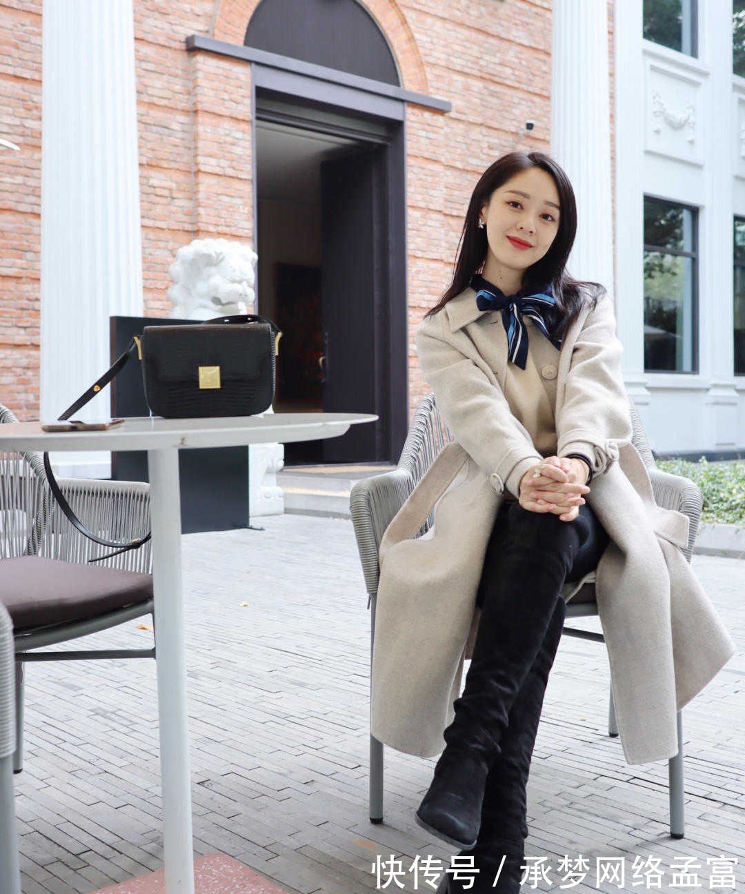 搭配 今年有种火叫杏色穿搭,毛绒外套搭配灰色长裤,高级时髦又显白