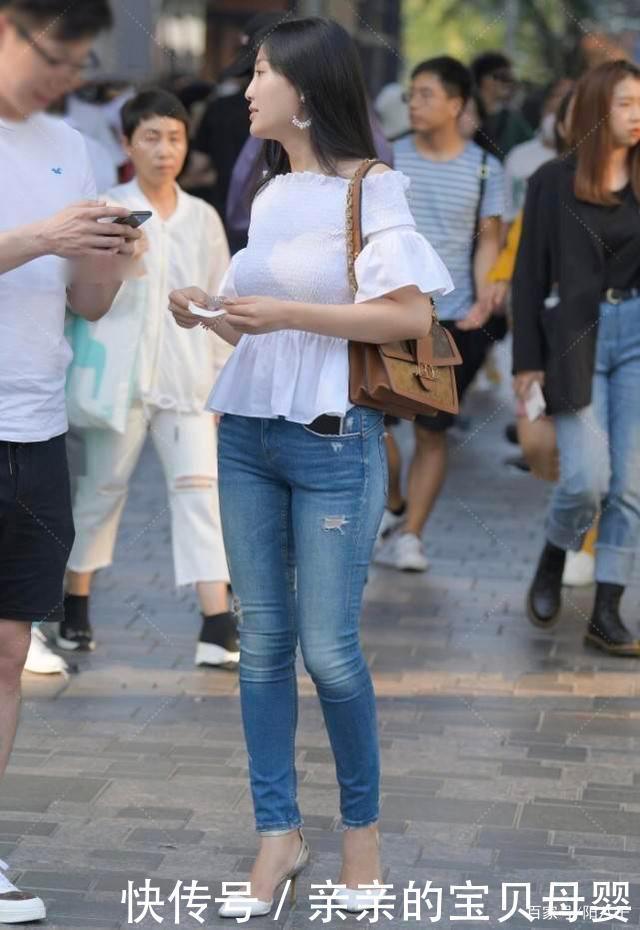 “一字肩”搭配破洞牛仔裤,清新自然,层次感丰富