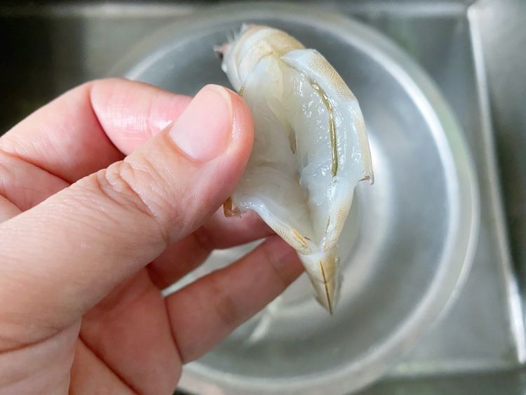 家常油焖大虾，虾肉入味鲜美，咬一口Q弹，好吃到舔手指