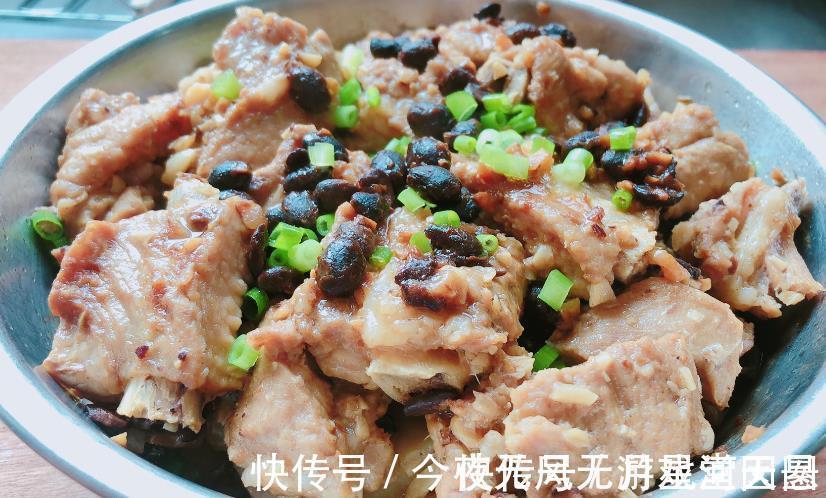 蒸排骨，最忌讳“焯水”！教您正确做法，排骨不腥，嫩滑多汁