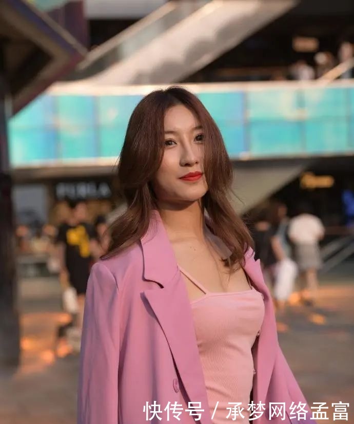 女生|街拍:气质女生的吊带裙