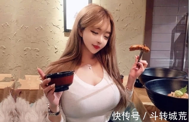 美女爱练瑜伽,芭比面孔很吸睛,漫画腿回头率爆棚