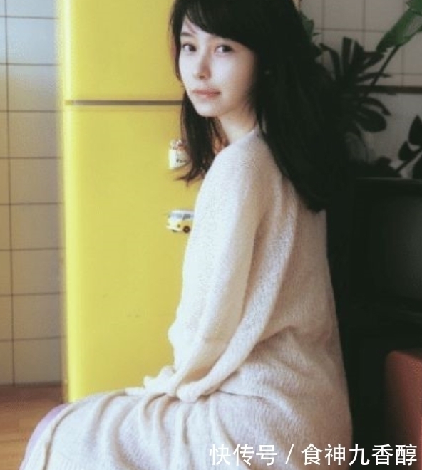 美目盼兮的美女，一件粉色背心配白色短裤，时尚性感迷人