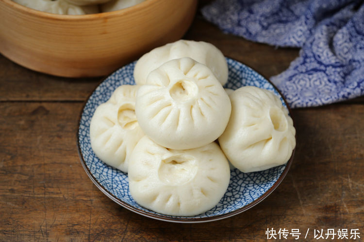 用东北特色菜蒸包子,味道倍儿鲜美,老公自己就能吃一屉,真服了