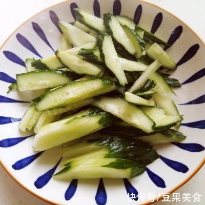 巨下饭|#巨下饭的家常菜#黄瓜炒菌菇