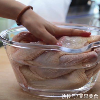 微波炉|健康的烤全鸡自己做！超简单哒！一口下肚，唇齿留香