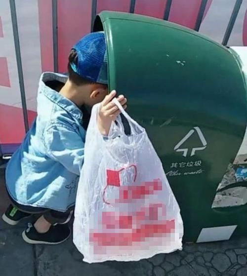 男孩|3岁男孩街边卖瓜,路人假装砍价,孩子的反应让网友笑喷:太萌了