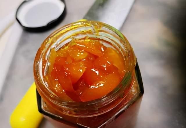 冬天,别忘了吃这水果,熬成酱用水冲着吃,早晚一杯润燥更润嗓