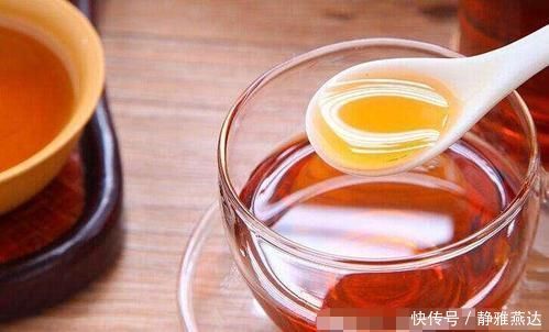 举动|虫子飞进3岁孙女耳朵,奶奶一个举动救了孩子,医生直夸:有文化