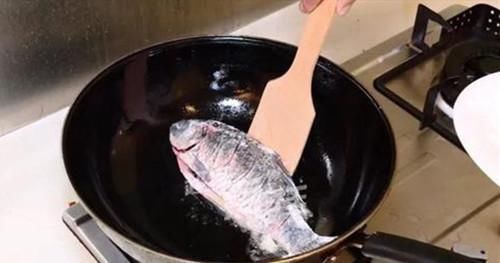 煎鱼可不能直接下油锅,掌握这3个技巧,鱼皮才能不破不粘锅