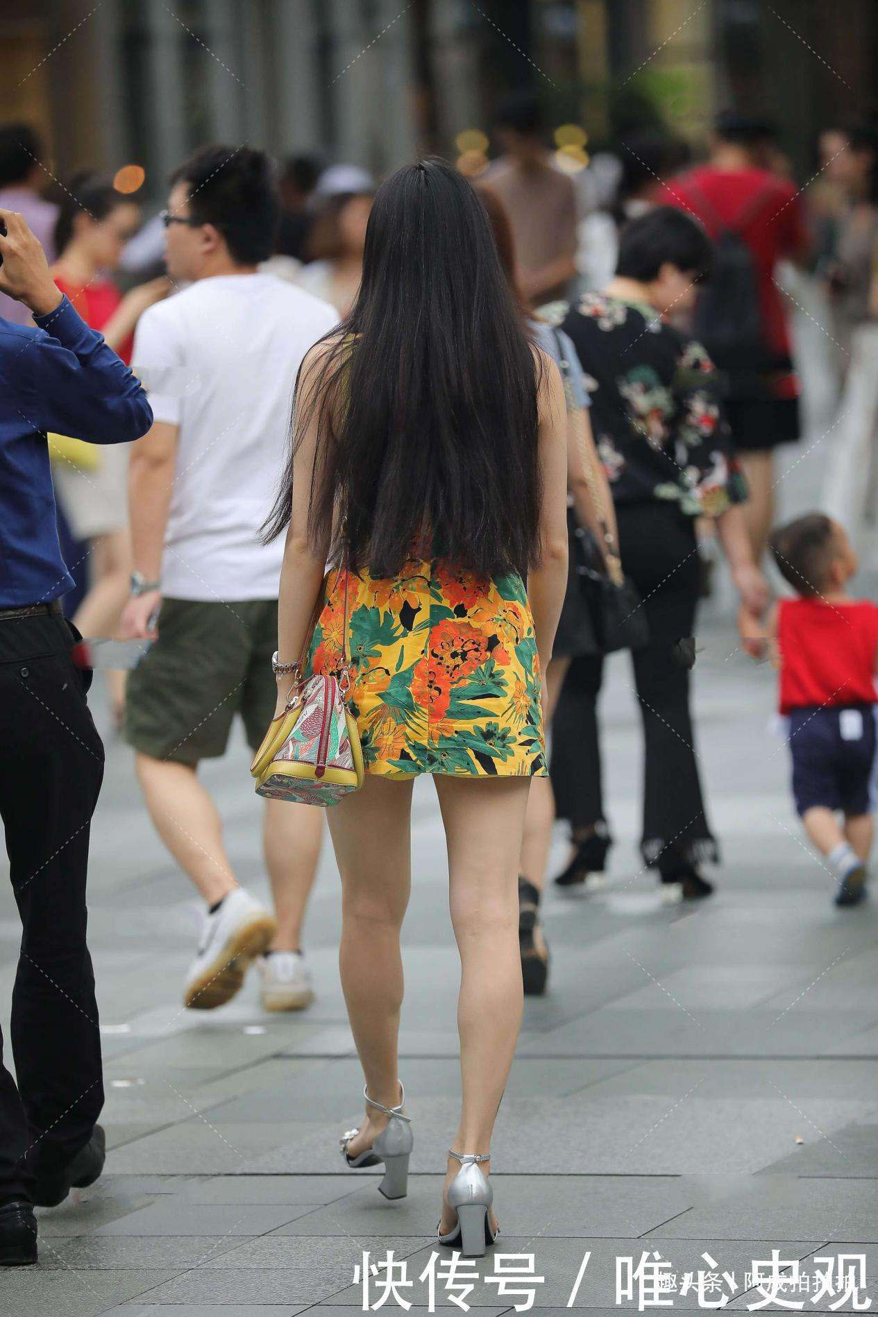 配色丰富的沙滩裙,青春靓丽,凸显年轻时尚感