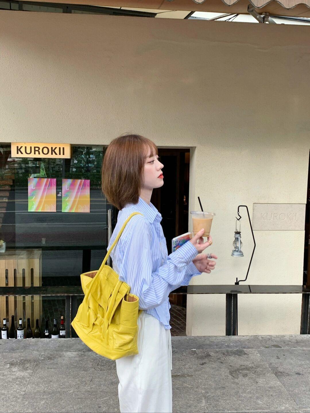 穿搭 秋冬,一件条纹衬衫让你美出新高度,搭配白色直筒裤,高级又洋气