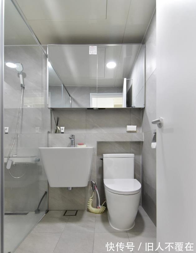 客厅|看完他家130㎡明白了，档次在舒适面前一文不值，越极简越受欢迎