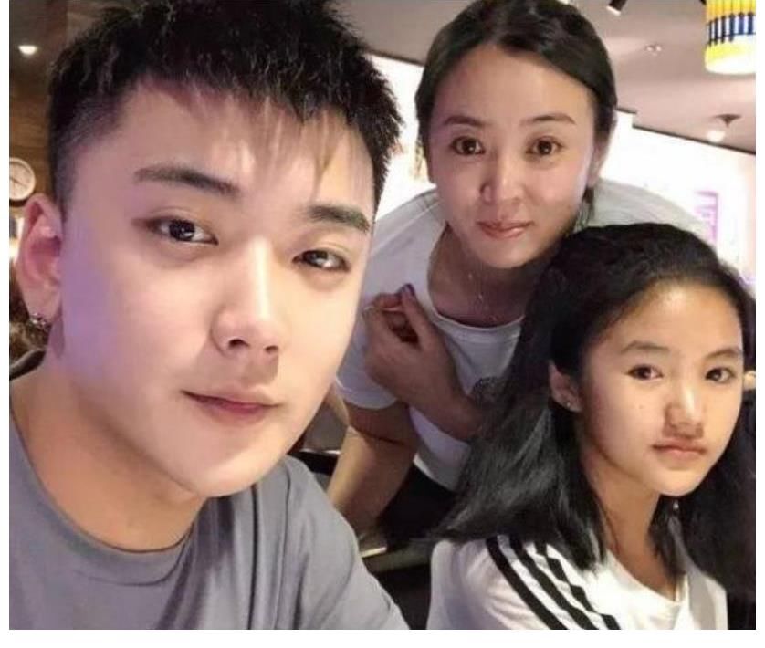 城市妈妈|《变形计》中农村“好命娃”,节目录完被富妈抚养,今成富家千金