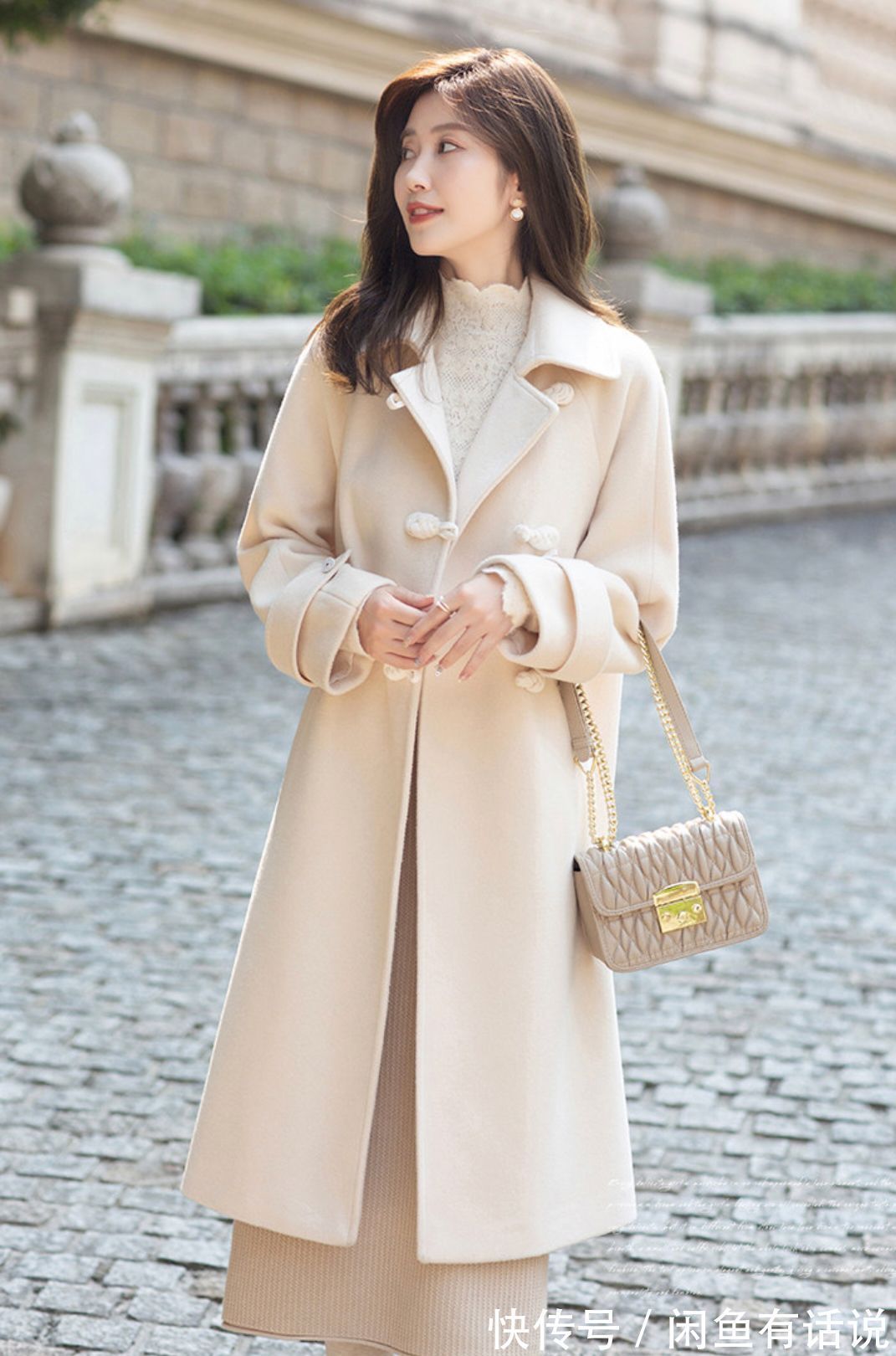 中年女人 过完一半冬天才发现:中年女人穿大衣时,还是配“半裙”最显气质