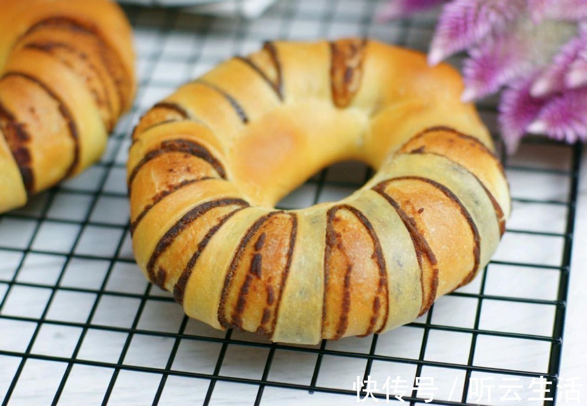 学会做豆沙圈圈面包,再也不用去蛋糕店买了,甜腻浓香真好吃