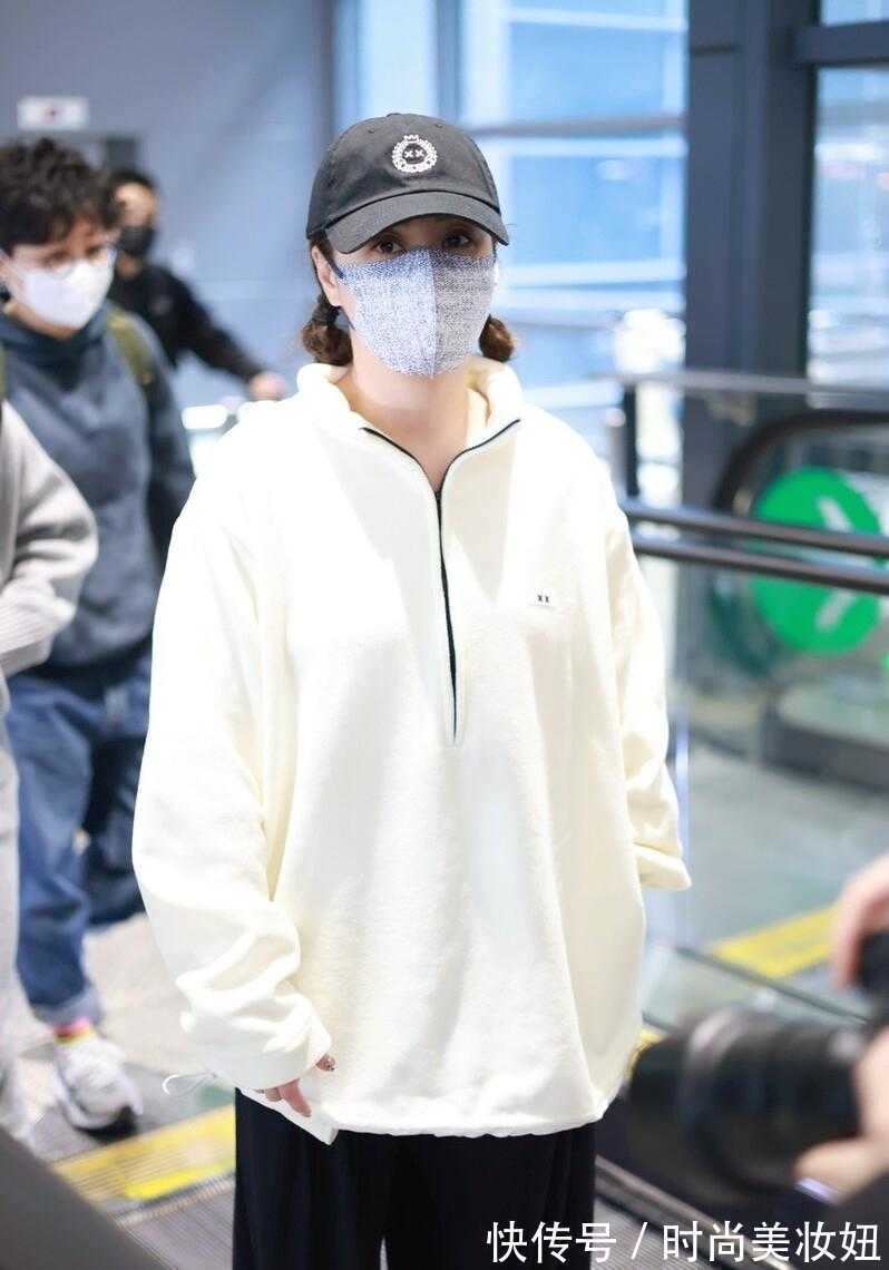 搭配 阿娇发福后真不顾形象,穿大码T恤配阔腿裤显胖显矮,目测有130斤