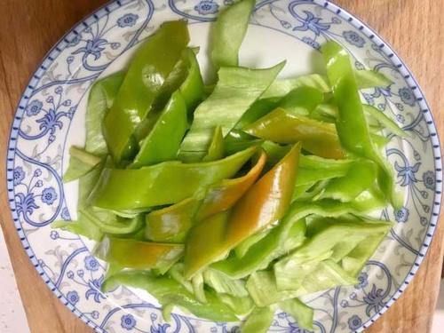 荷包蛋的新吃法，加入尖椒炒一炒，变身有滋有味的下饭菜，特开胃