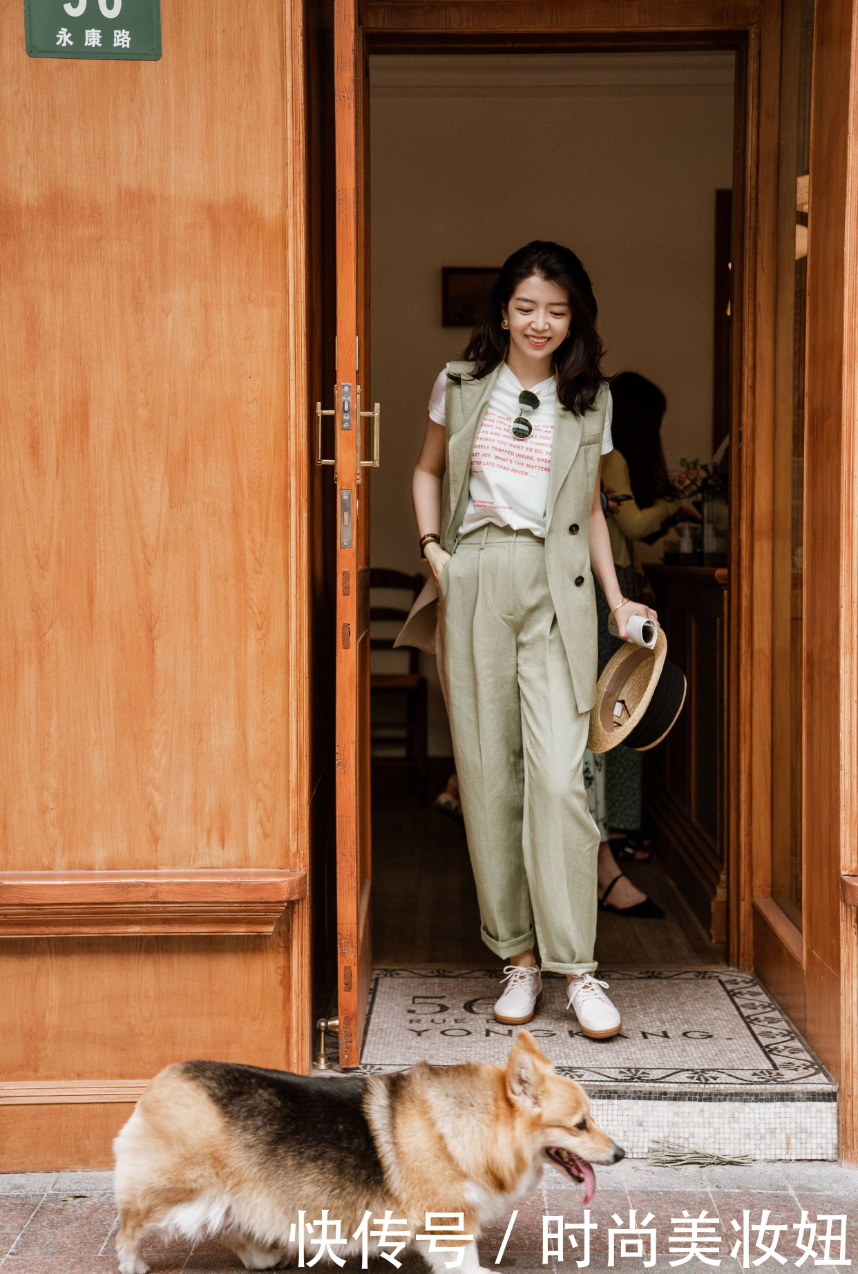 洋气|别再穿阔腿裤了,今年流行“烟管裤”,中年女性穿减龄又显瘦