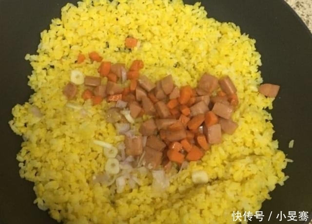 这样做蛋炒饭太好吃了,只需多加这一步,米饭粒粒分开还都裹着蛋