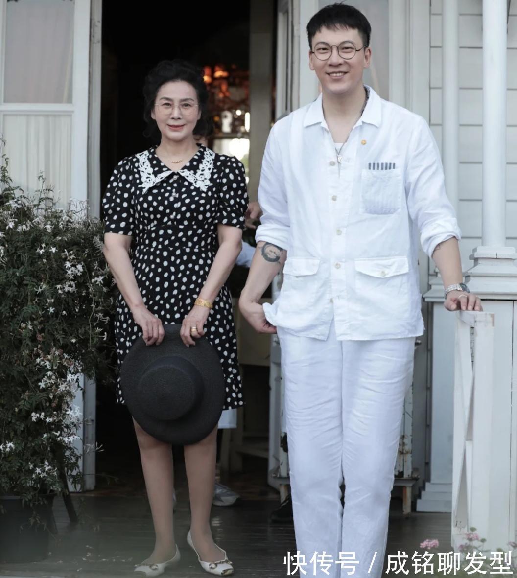 违和感|五六十岁妈妈穿衣太土气，学一下这位阿姨的优雅穿搭，高级又体面