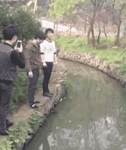 |搞笑GIF:跳舞的美女一般都这么有气质,在说什么我听不到