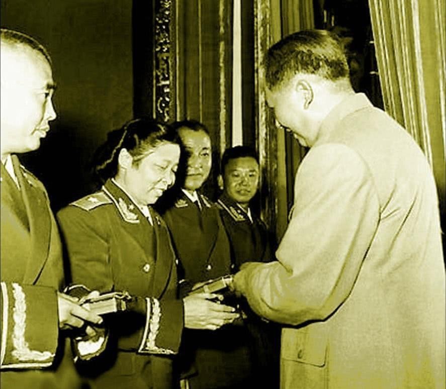 少将|开国唯一女少将李贞:有20多个儿女绕于膝下,却都不是自己所生