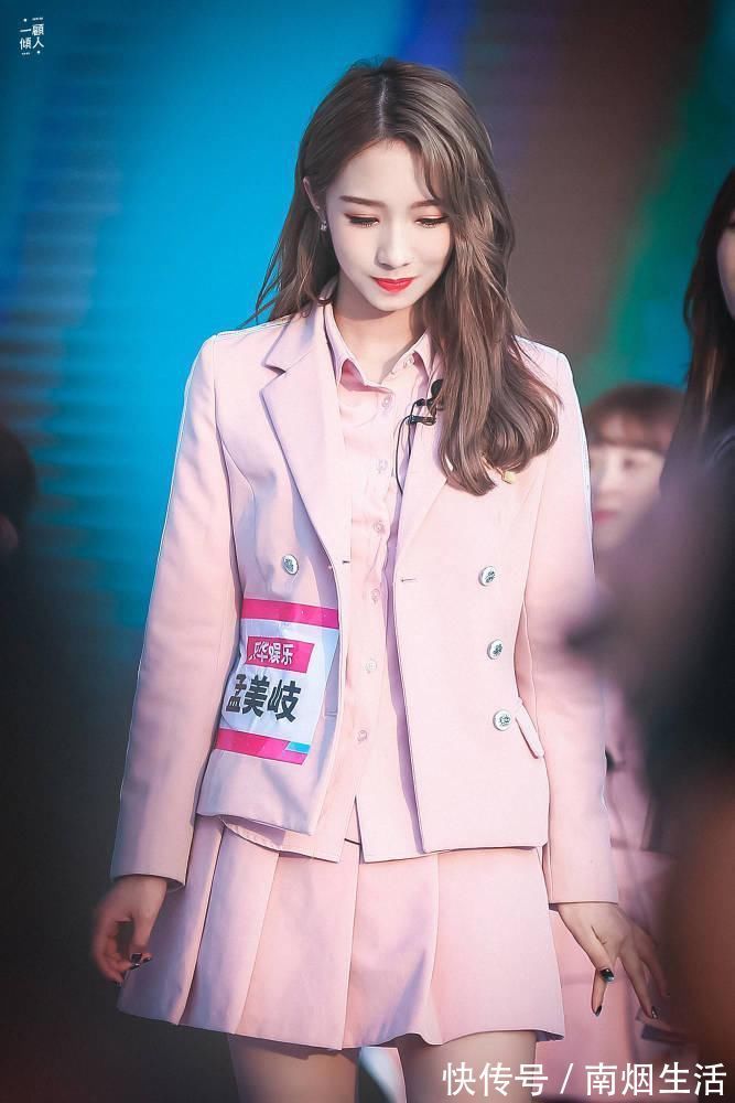 撞衫|创造营第四季和青春有你第三季练习生校服撞衫,双排扣设计赢在设计输在质感