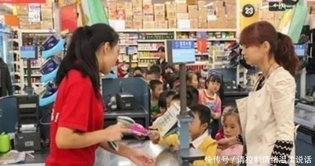 妈妈的话|儿子把零食放口袋忘付钱,超市让10倍买单,妈妈的话让人称赞