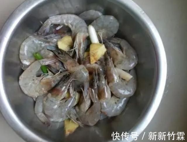 油炸|大虾又出新吃法了，不蒸不煮不油炸，不加一滴水不加一粒盐