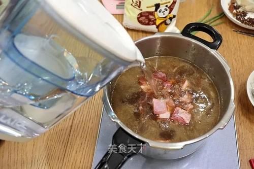 红烧牛肉面：面条筋道，汤香肉嫩，自己在家做超实惠