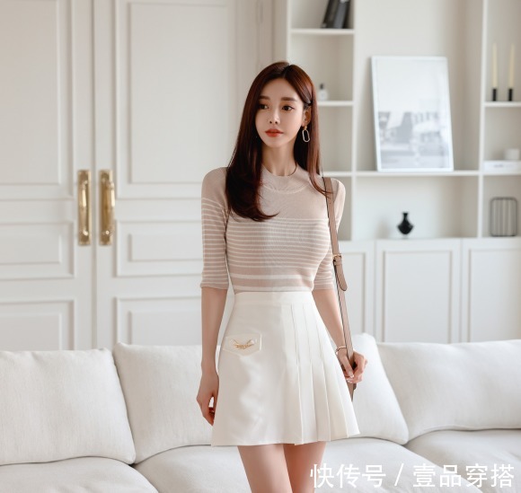 香麻|女神孙允珠高清时尚搭配:曲奇条纹香穗香麻轻羽半袖裙