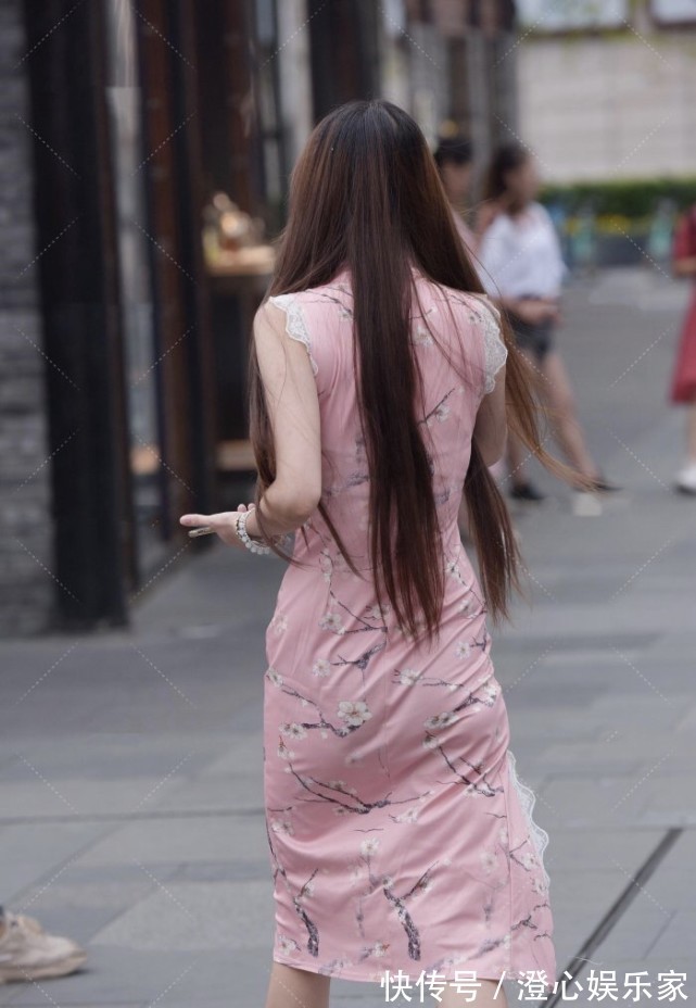 风景线 逛街就穿粉色旗袍,领口设计新颖,搭配潮流元素美出一道风景线