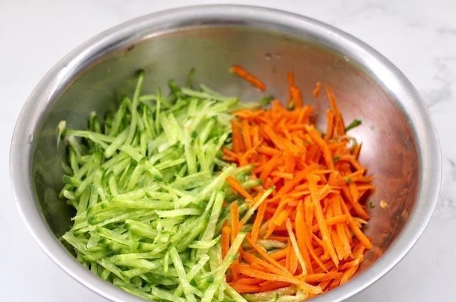 炸丸子只知道用面粉，加上它，炸出来的丸子外酥里嫩，凉了也不硬